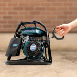 Démarrage manuel du générateur HONESTPRO 4000W par poignée de traction, en extérieur sur sol béton