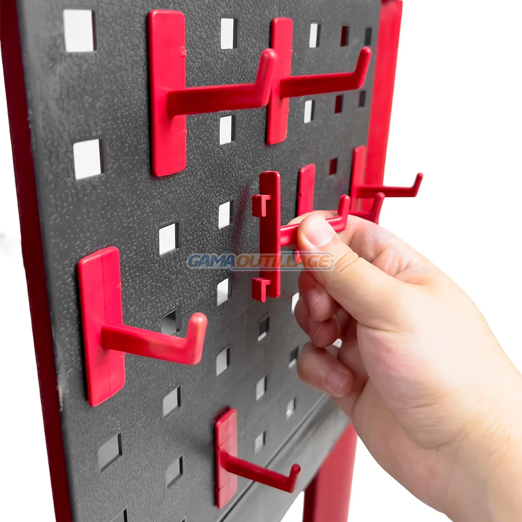 Zoom sur les crochets de fixation rouge sur le panneau perforé du chariot ZERE GA678 pour outils ou accessoires