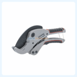 Coupe tube PVC 42mm Crown avec lame SK5 et corps aluminium. Coupe nette et rapide des tuyaux PVC. Disponible chez GAMA OUTILLAGE.
